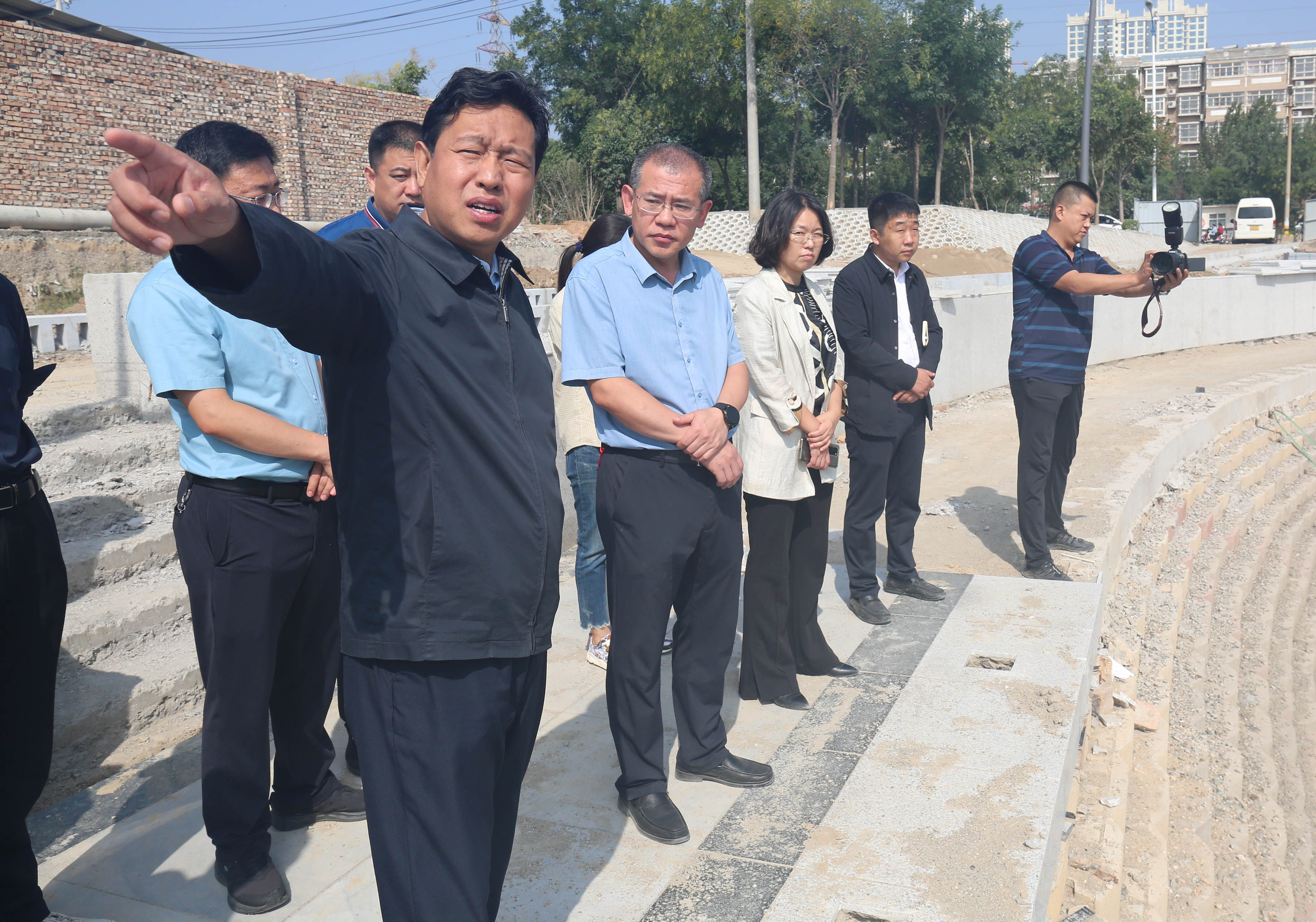市環(huán)保局調(diào)研姚暹渠、干河綜合治理工程